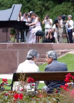 (1)Emperor, empress attend outdoor concert at Warsaw park